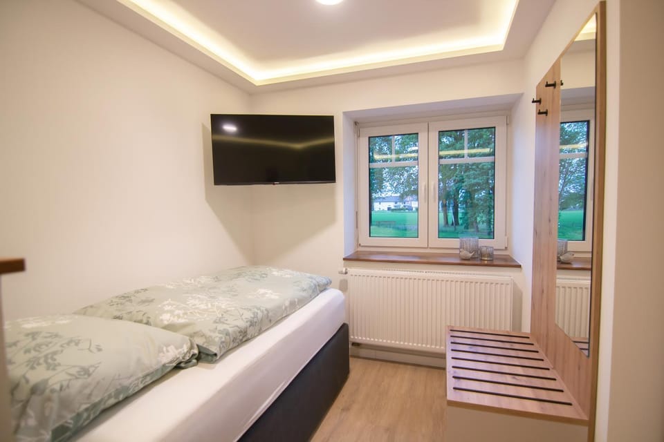 Bed, TV and multimedia, Photo of the whole room, Bedroom