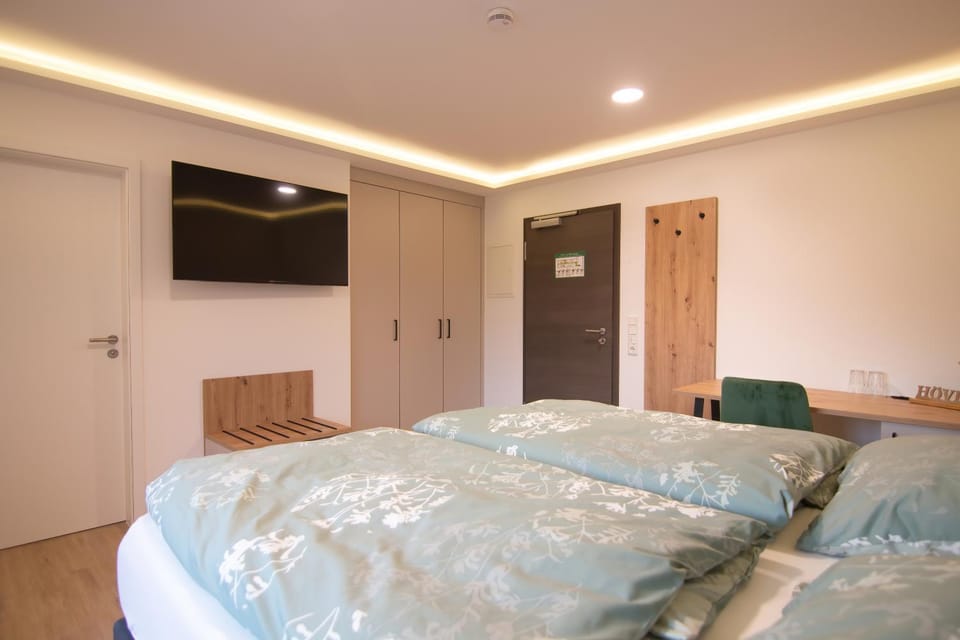 Bed, TV and multimedia, Photo of the whole room, Bedroom, wardrobe