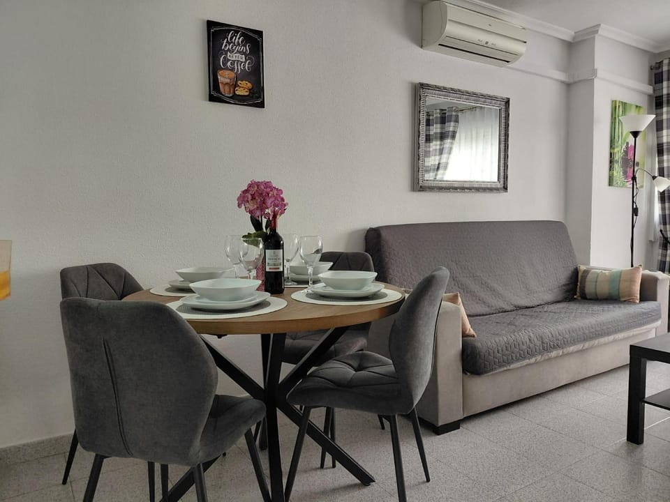 Living room, Seating area, Dining area, air conditioner