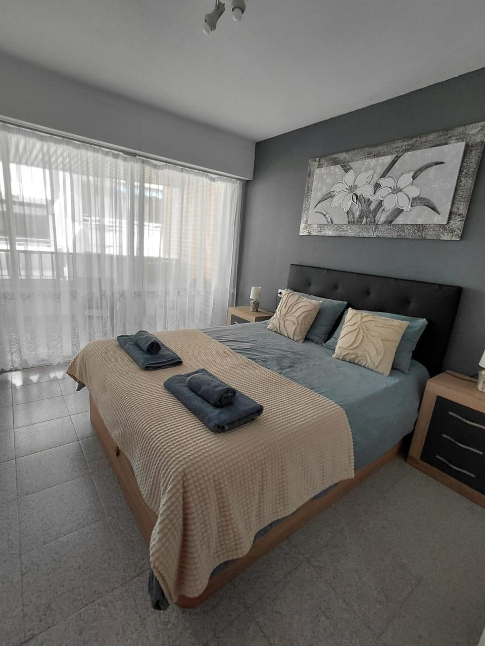 Bed, Photo of the whole room, Bedroom, towels