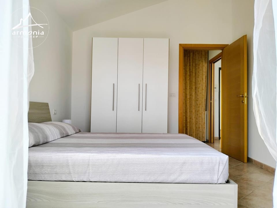 Photo of the whole room, Bedroom, wardrobe