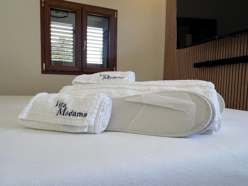 Bedroom, towels