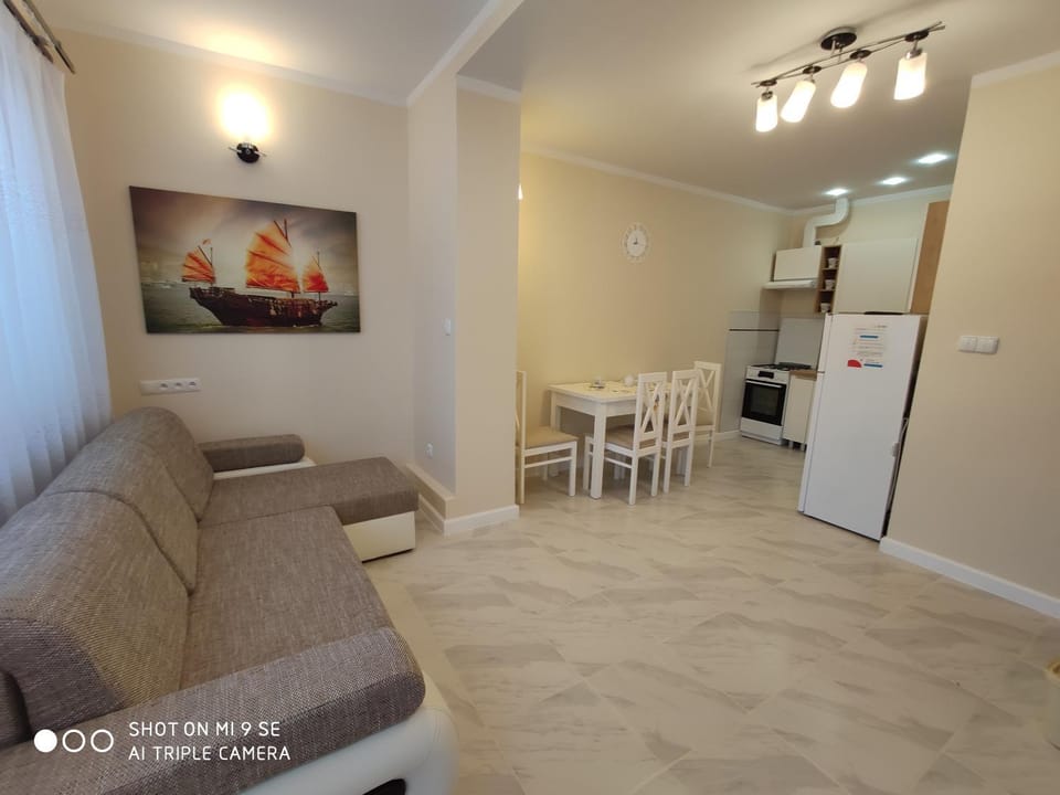 Living room, Seating area, Dining area, oven