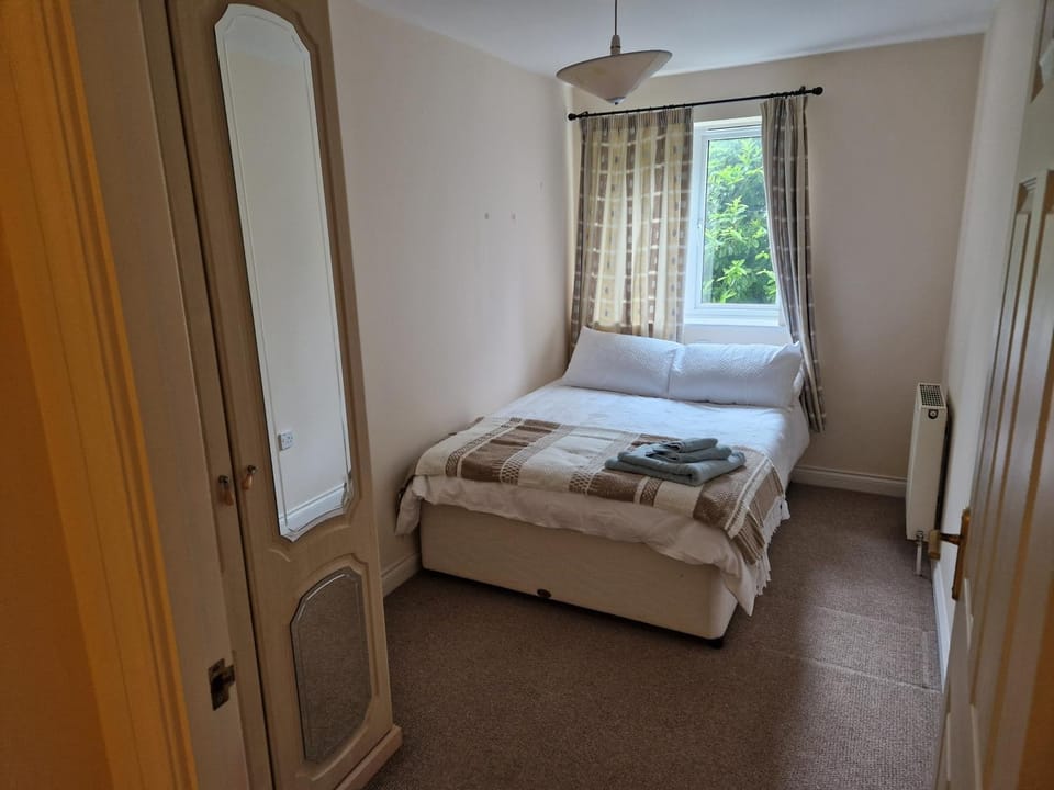 Bed, Photo of the whole room, towels