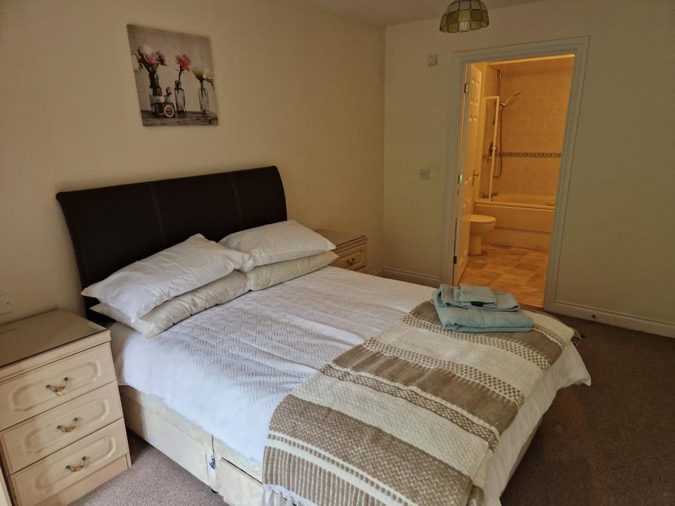 Photo of the whole room, Bedroom, towels