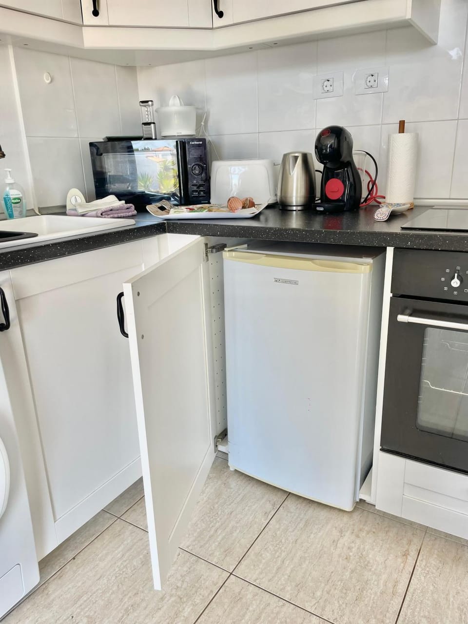 Coffee/tea facilities, Kitchen or kitchenette, oven, stove, toaster