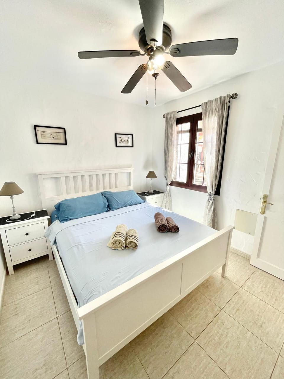 Bed, Photo of the whole room, Bedroom, towels
