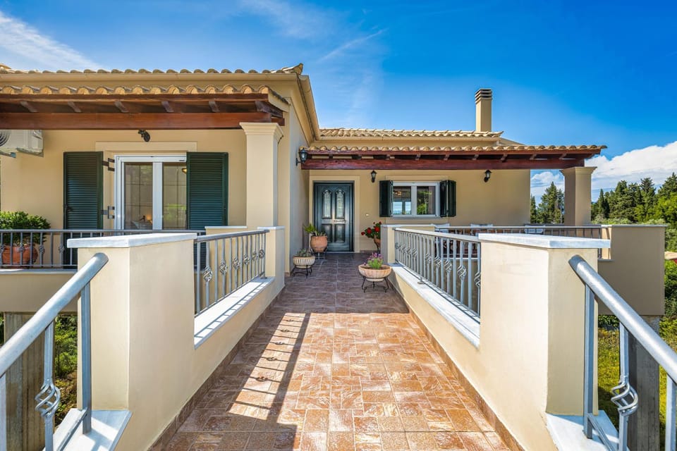Property building, Patio, Day, Balcony/Terrace