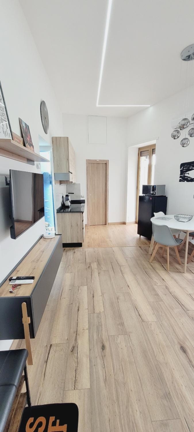 TV and multimedia, Kitchen or kitchenette, Living room, Seating area, Dining area
