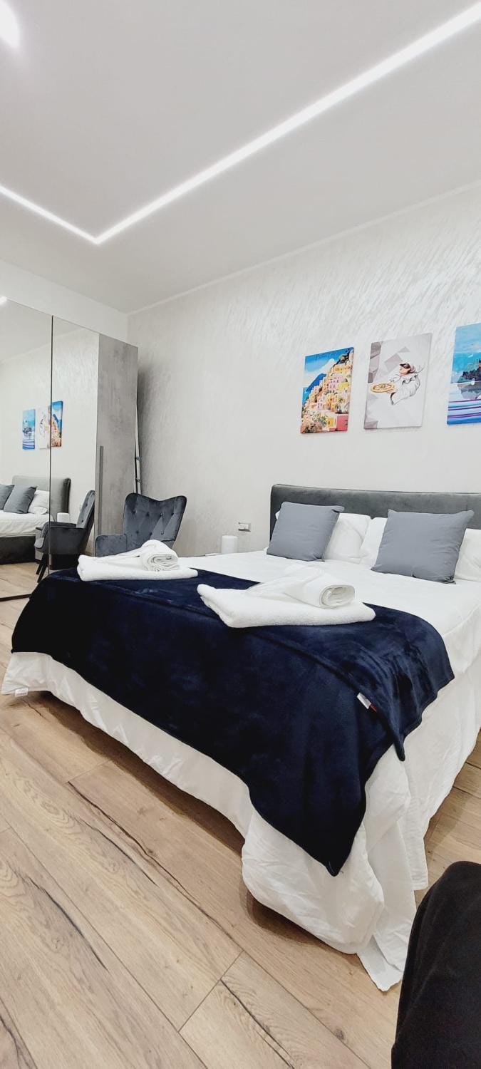 Bed, Bedroom, towels
