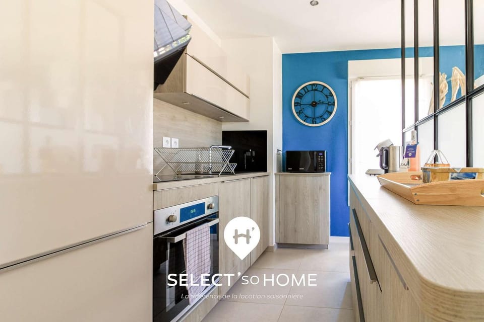 Property logo or sign, Coffee/tea facilities, Kitchen or kitchenette, dishwasher, oven, stove, toaster