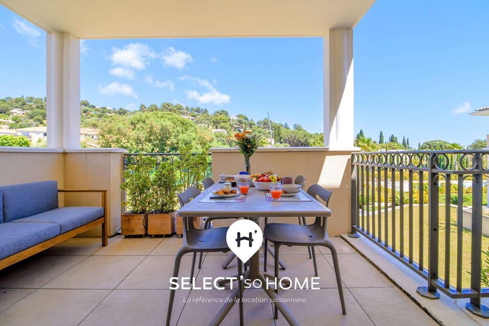 Day, Natural landscape, Balcony/Terrace, Dining area, Mountain view