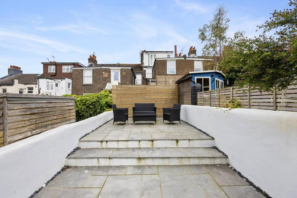 Property building, Garden, Garden view, Inner courtyard view, furniture