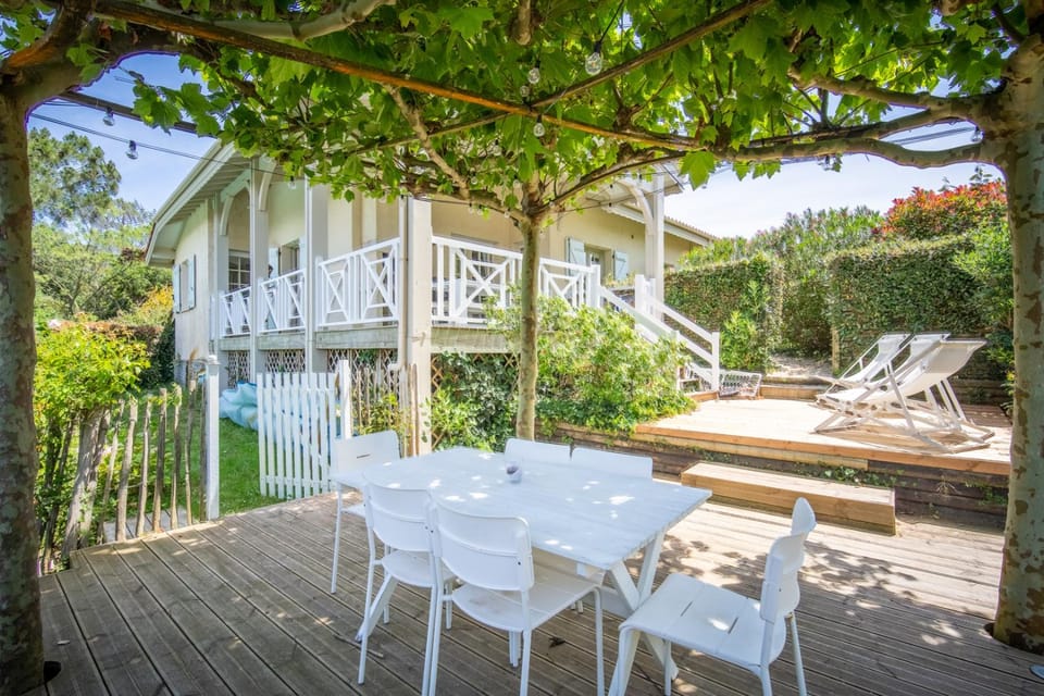 Property building, Patio, Garden, Balcony/Terrace, Garden view, sunbed