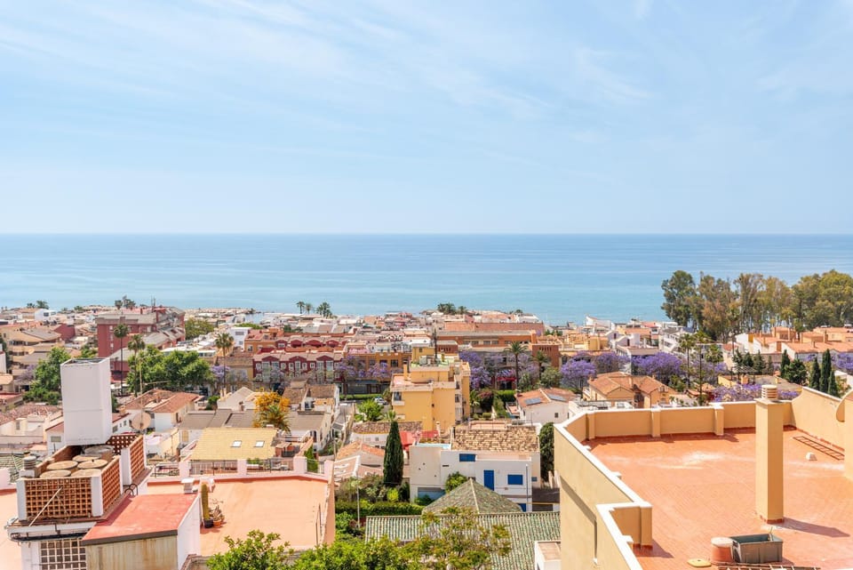 Day, Neighbourhood, Natural landscape, Beach, City view, Sea view, Street view, Location