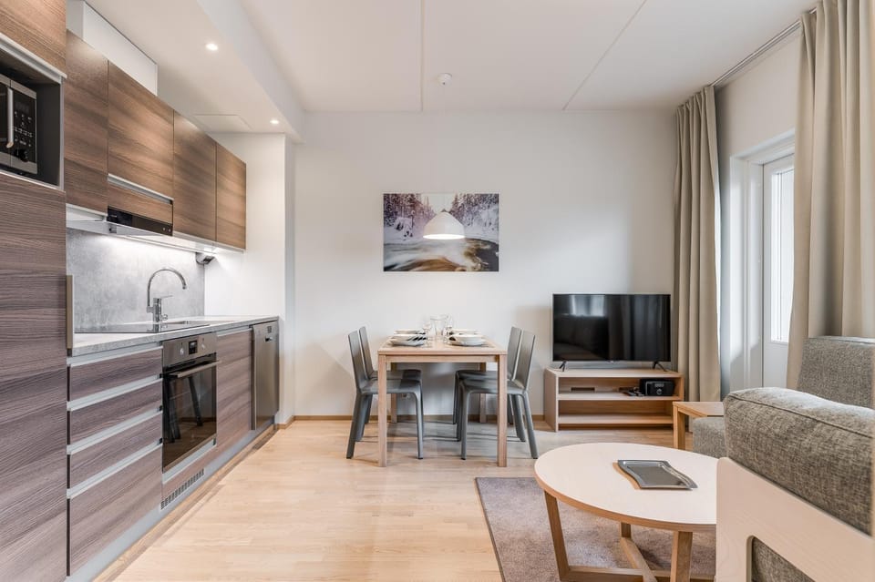 TV and multimedia, Kitchen or kitchenette, Living room, Seating area, Dining area, stove