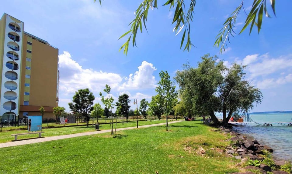 Kiadó közvetlen vízparti 1 szoba, nappali minim 2 ejszakára Apartment in Siófok