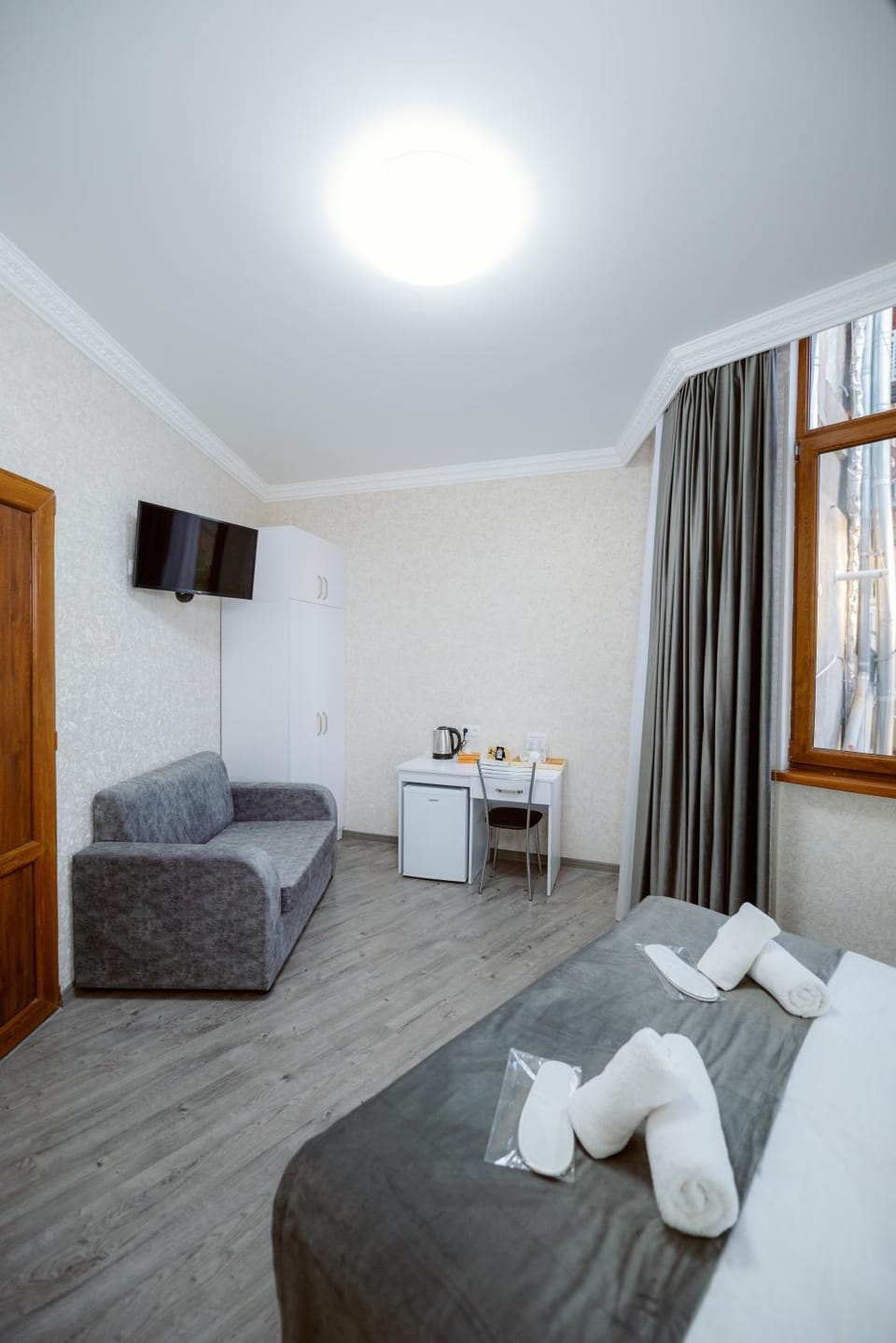 Bed, TV and multimedia, Living room, Photo of the whole room, Seating area, Bedroom, towels
