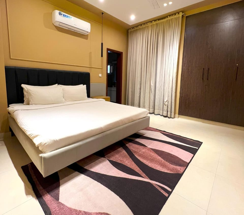 Bed, Photo of the whole room, Bedroom, wardrobe, air conditioner
