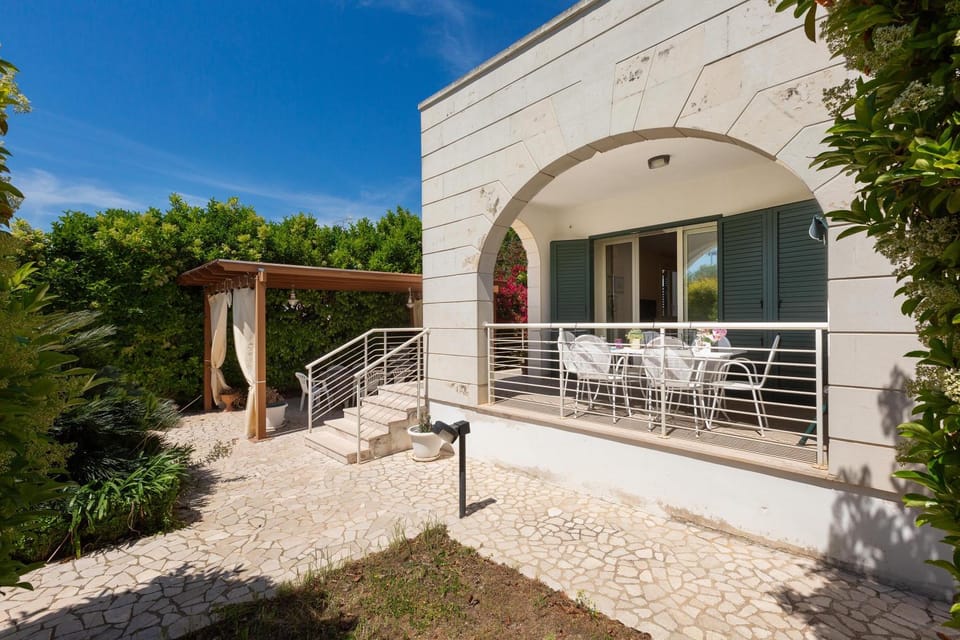 Property building, Patio, Balcony/Terrace