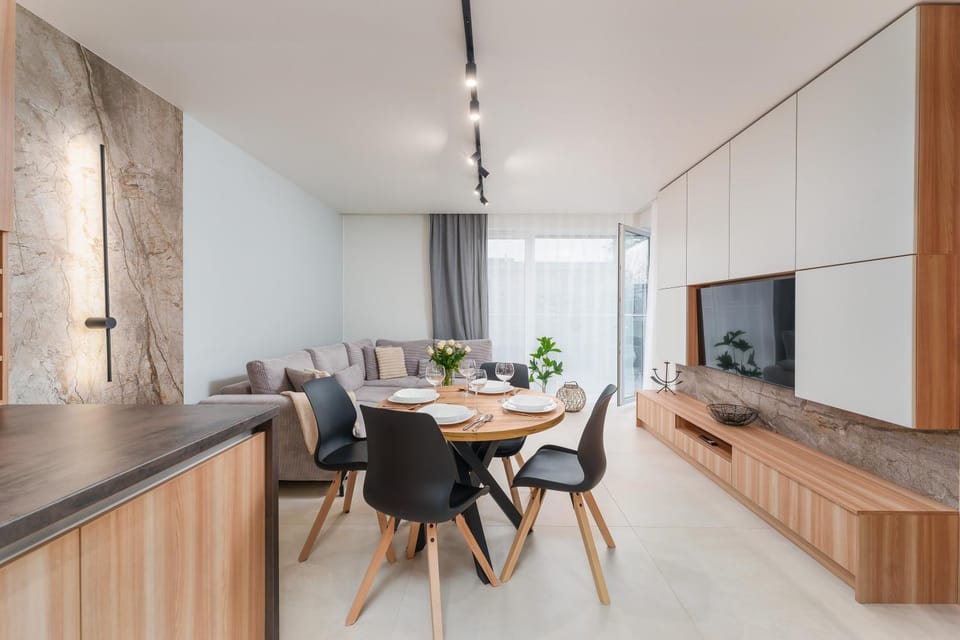 TV and multimedia, Living room, Seating area, Dining area, Evening entertainment