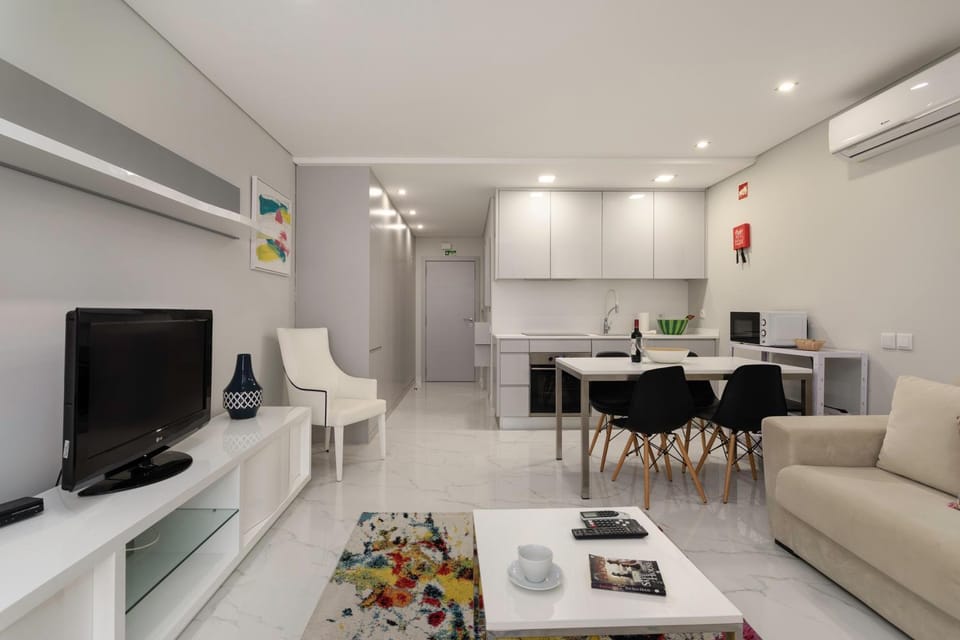 TV and multimedia, Kitchen or kitchenette, Living room, Seating area, Dining area, air conditioner