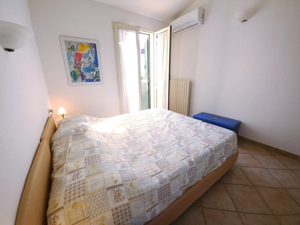 Bed, Photo of the whole room, Bedroom, air conditioner