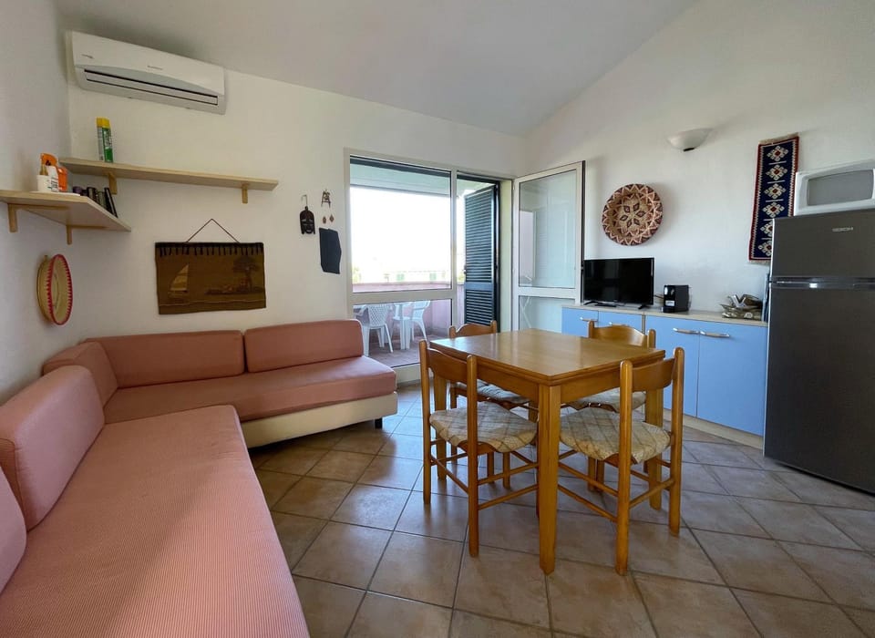 TV and multimedia, Living room, Seating area, Dining area, air conditioner