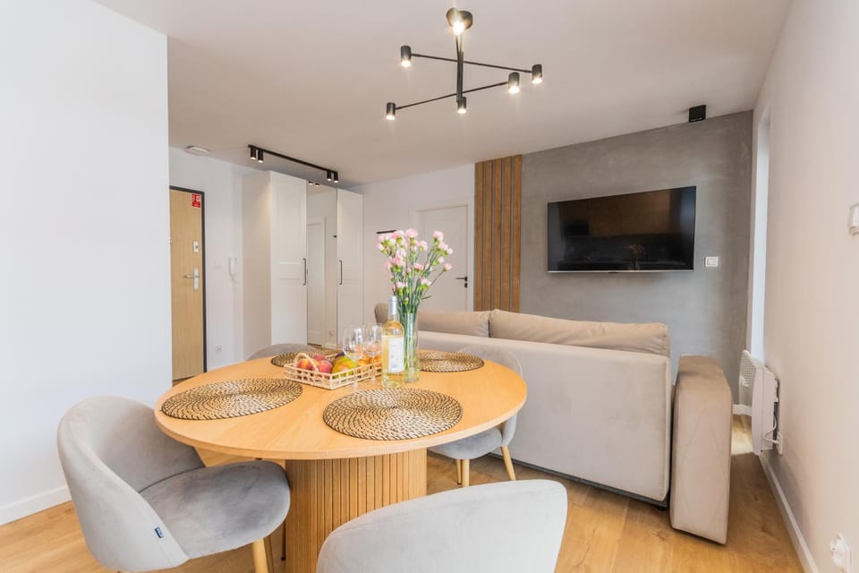 TV and multimedia, Kitchen or kitchenette, Living room, Seating area, Dining area
