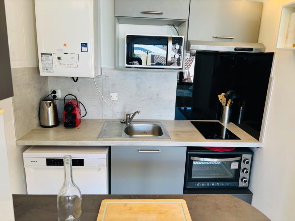 Coffee/tea facilities, dishwasher, microwave, oven, kitchen