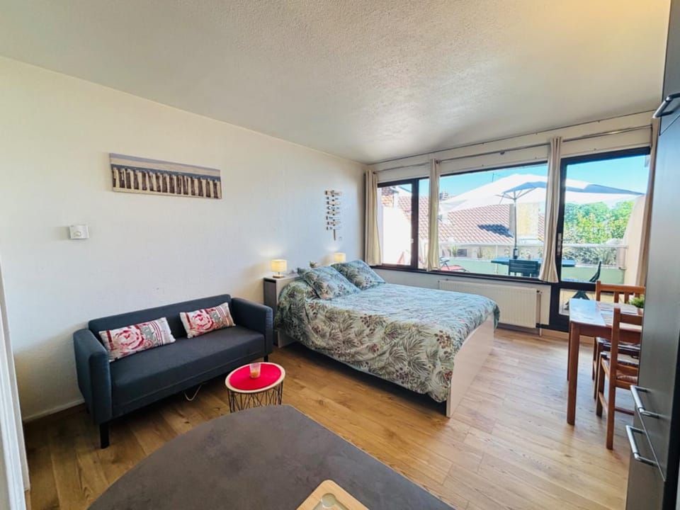 Bed, Dining area