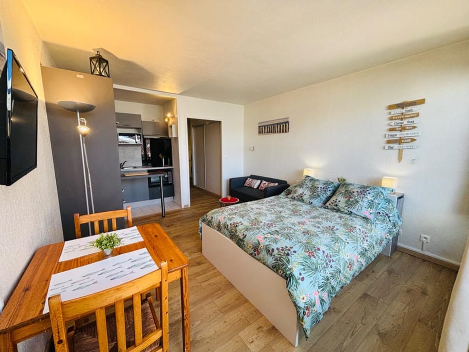 Property building, Bed, Dining area, kitchen