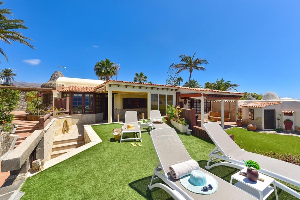 Property building, Day, Garden, Garden view, sunbed