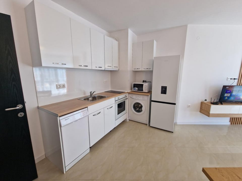 Coffee/tea facilities, Kitchen or kitchenette, dishwasher, oven, stove