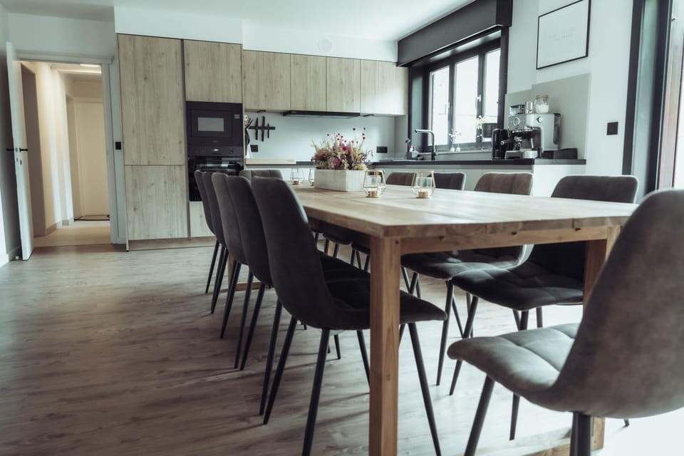 Coffee/tea facilities, Dining area, oven, stove, kitchen