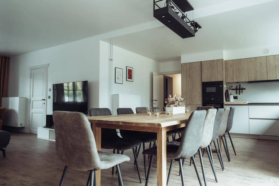 TV and multimedia, Kitchen or kitchenette, Seating area, oven, stove, kitchen