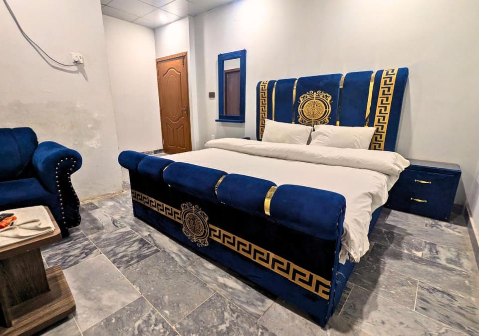 Bed, Seating area, hair dresser
