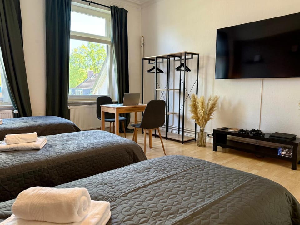 Bed, TV and multimedia, Living room, Photo of the whole room, Bedroom, towels, wardrobe