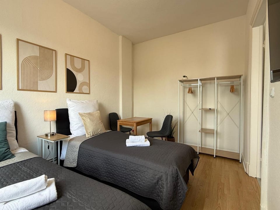 Bed, TV and multimedia, Photo of the whole room, towels, wardrobe