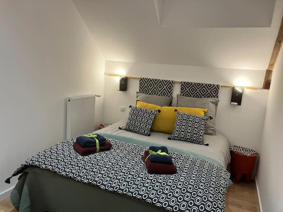 Bed, Bedroom, towels