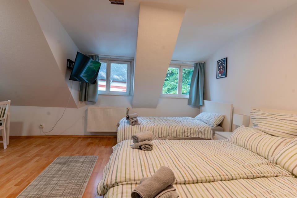 Bed, TV and multimedia, Bedroom, towels