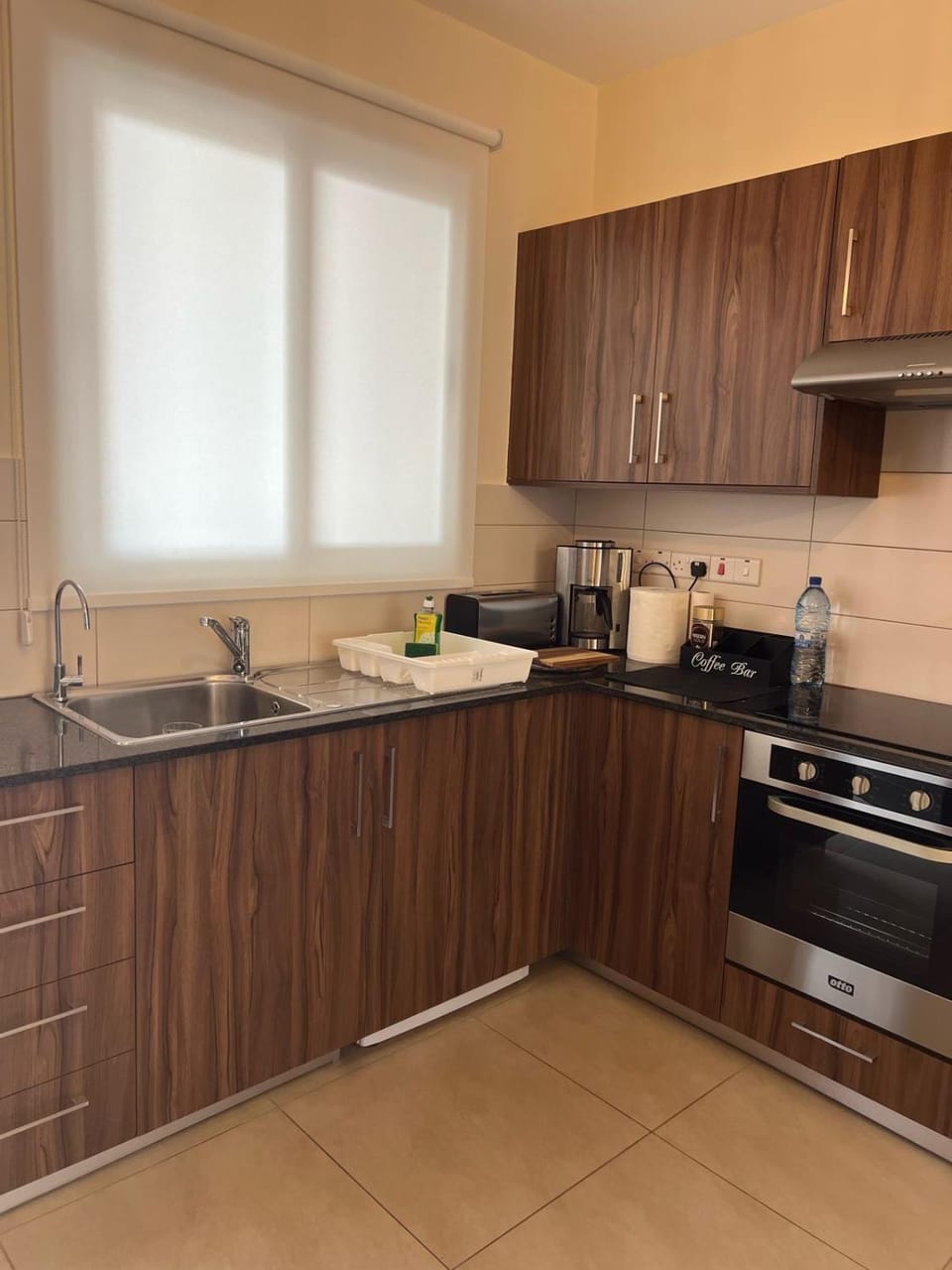 Coffee/tea facilities, Kitchen or kitchenette, dishwasher, stove, toaster