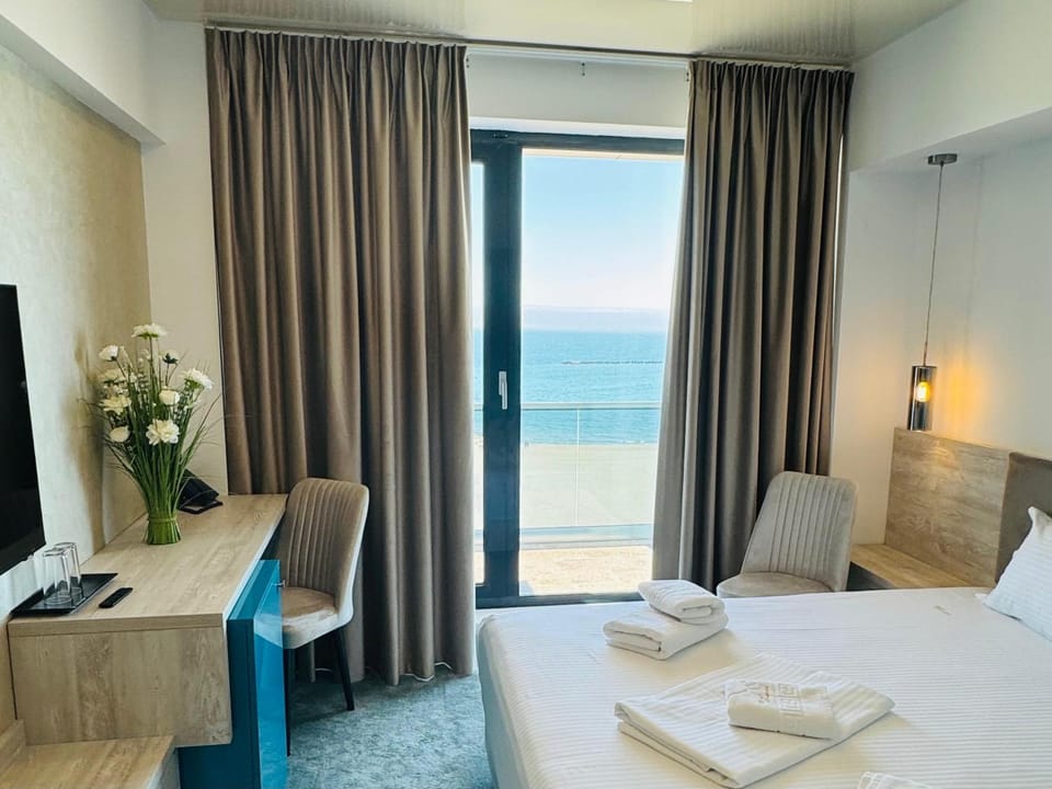 Bed, Natural landscape, TV and multimedia, Photo of the whole room, Seating area, Beach, Bedroom, Sea view, towels