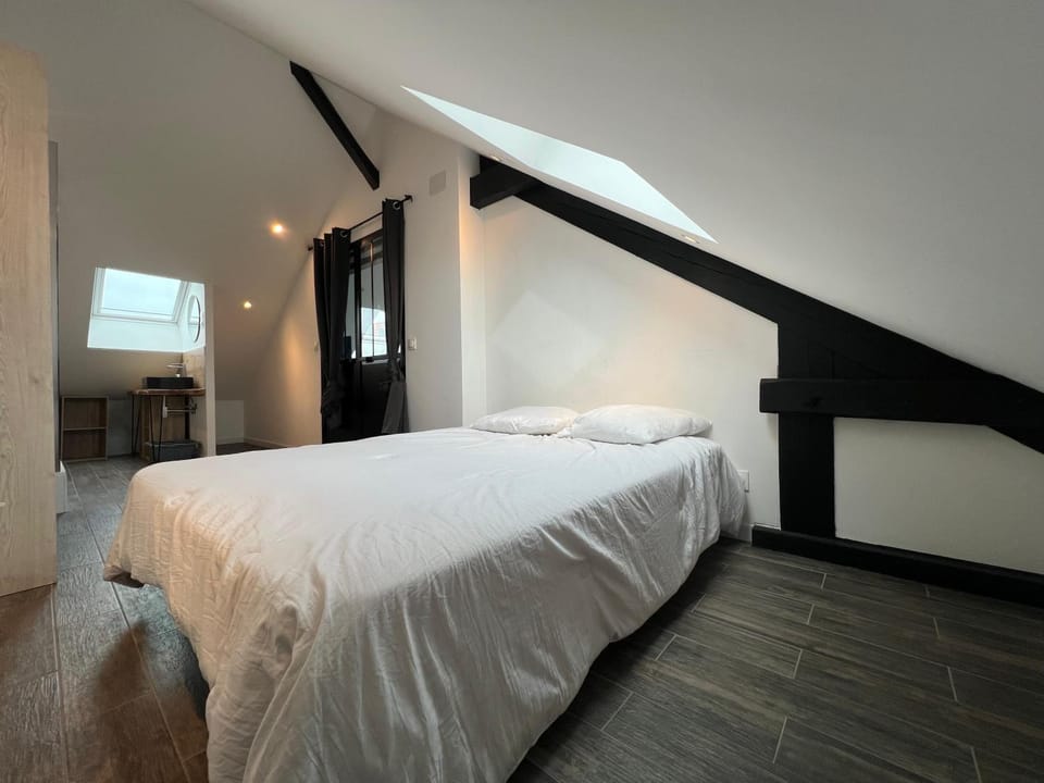 Bed, Photo of the whole room, Bedroom