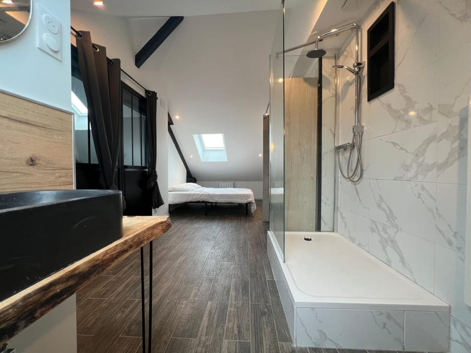 Shower, Bed, Bathroom, Photo of the whole room, Bedroom, towels