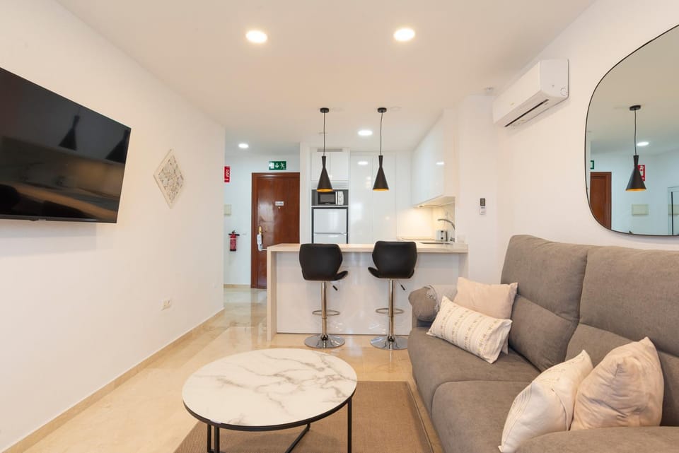 TV and multimedia, Kitchen or kitchenette, Living room, Lobby or reception, Seating area, Dining area, microwave, oven, air conditioner