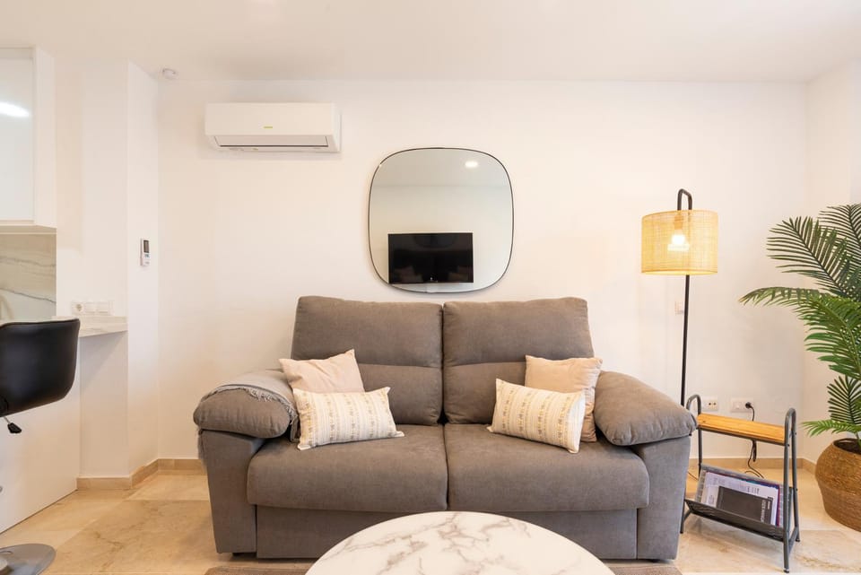 TV and multimedia, Living room, Seating area, Dining area, air conditioner