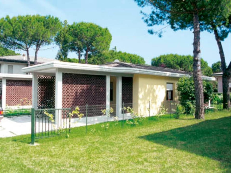 Property building, Facade/entrance, Garden, Garden view, Parking