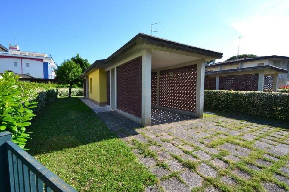 Property building, Facade/entrance, Garden, Garden view, Parking