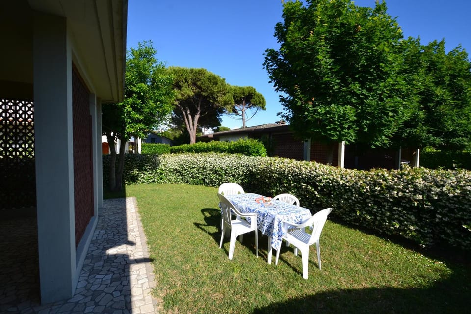 Property building, Facade/entrance, Garden, Garden view